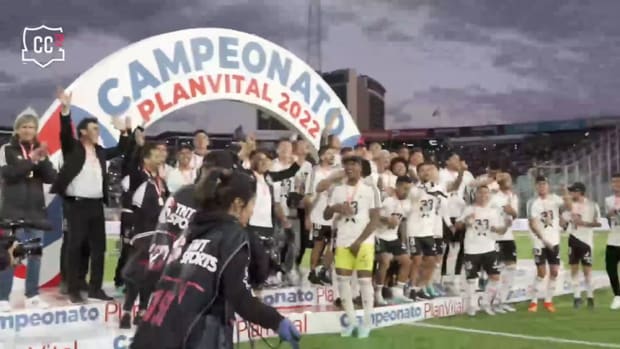Colo-Colo lift 2022 Chilean league trophy